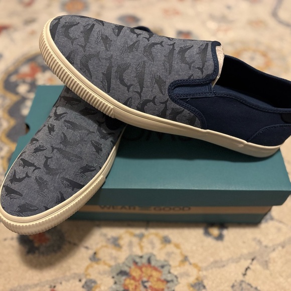 Toms Navy Glow in the Dark Whales - Picture 1 of 3
